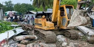 প্রথম স্ত্রীকে নিয়ে বিদেশ যাত্রা, বুলডোজার দিয়ে বাড়ি গুঁড়িয়ে দিলেন দ্বিতীয় স্ত্রী